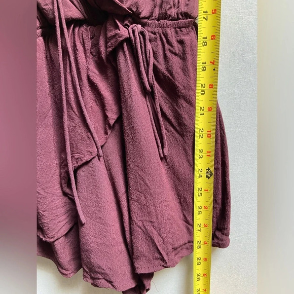 Tobi burgundy wine adjustable strap romper Sz S - Picture 9 of 11